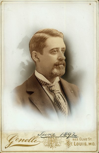 Busto retrato de Charles Guille Warner vestindo um terno e gravata estampada de St. Louis Genelli